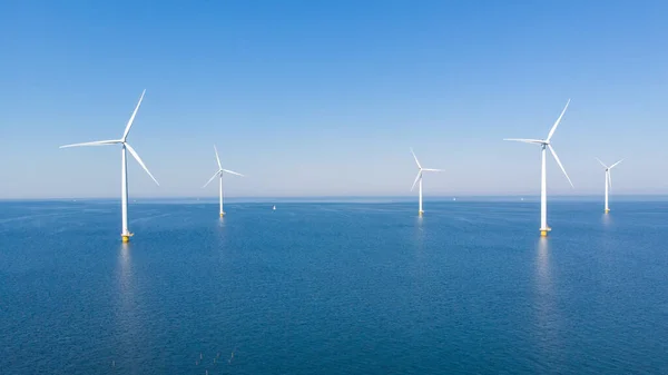离岸风车公园和蓝天 风车公园在海洋鸟瞰与风车Flevoland荷兰Ijsselmeer 绿色能源概念 — 图库照片