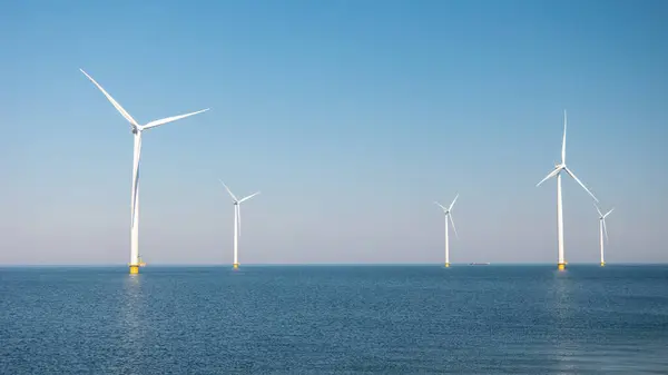 风车公园有云 风车公园在海洋鸟瞰与风力涡轮机Flevoland荷兰Ijsselmeer 绿色能源 — 图库照片