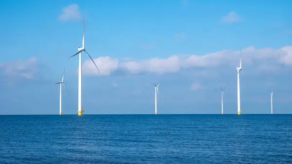风车公园有云彩和蓝天 风车公园在海洋鸟瞰与风力涡轮机Flevoland荷兰Ijsselmeer 绿色能源 — 图库照片