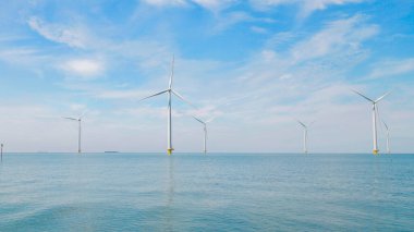 Rüzgâr türbini Flevoland Hollanda ile okyanus manzaralı yel değirmeni parkı Ijsselmeer. Yeşil enerji 