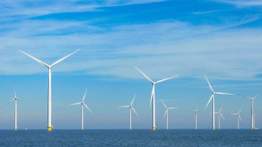 Bulutları ve mavi gökyüzü olan off-shore yel değirmeni parkı, rüzgar türbini Flevoland Hollanda 'nın deniz manzaralı yel değirmeni parkı Ijsselmeer. Yeşil enerji 
