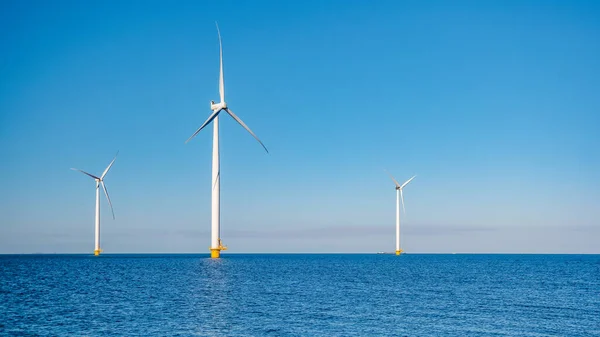 有云彩和蓝天的离岸风车公园 有风力涡轮机Flevoland Netherlands Ijsselmeer的海洋鸟瞰风车公园 荷兰的绿色能源生产 — 图库照片