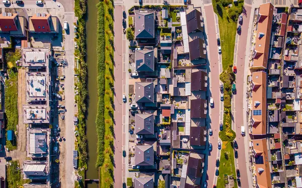 Stock image Dutch Suburban area with modern family houses, newly build modern family homes in the Netherlands, dutch family house in the Netherlands, newly build street with modern house