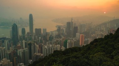 The Peak 'ten Hong Kong şehri manzarası, Hong Kong şehrinin üzerinde sisli bir sis bulutuyla gün doğumu.