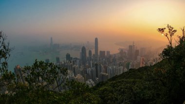 The Peak 'ten Hong Kong şehri manzarası, Hong Kong' da sisli bir sis bulutu, Hong Kong 'da bulutlu bir gün doğumu.