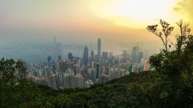 The Peak 'ten Hong Kong şehri manzarası, Hong Kong' da sisli bir sis bulutu, Hong Kong 'da bulutlu bir gün doğumu.