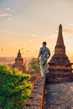 Bagan Myanmar, tapınakların üzerinde gün doğumu ve Bagan Myanmar 'ın pagodaları, Sunrise Pagan Myanmar tapınağı ve pagoda. Erkekler ve kadınlar eski bir tapınakta