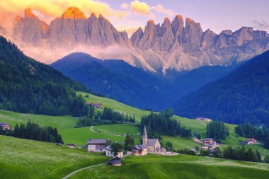 İtalyan dolomitlerin güzel manzarası Santa Magdalena Val Di Funes İtalya.