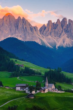 İtalyan dolomitlerin güzel manzarası Santa Magdalena Val Di Funes İtalya. 