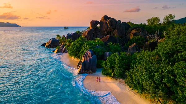 Anse Source Dargent Digue Seychelles 一对年轻夫妇 在塞舌尔的一个豪华度假期间 在热带海滩上 热带海滩Anse Source — 图库照片