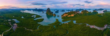 Sametnangshe, Phangnga Körfezi 'ndeki dağların manzarası Andaman Denizi' ndeki mangrov ormanı ile akşam alacakaranlığı gökyüzü, Tayland, Phangnga 'da seyahat yeri.