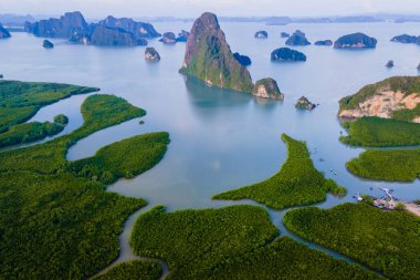 Sametnangshe, Phangnga Körfezi 'ndeki dağların manzarası Andaman Denizi' ndeki mangrov ormanı ile akşam alacakaranlığı gökyüzü, Tayland, Phangnga 'da seyahat yeri.