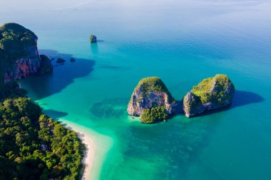 Railay Beach Krabi Tayland, Railay Krabi 'nin tropikal plajı, Tayland' da akşamları bulutlu bir gökyüzü olan raiplek Railay plajının insansız hava aracı manzarası.