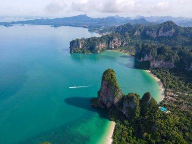 Railay Beach Krabi Tayland, Railay Krabi 'nin tropikal plajı, Tayland' daki railie plajının insansız hava aracı manzarası. 