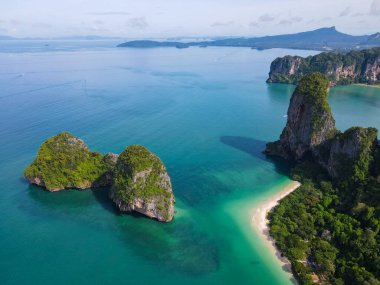 Railay Beach Krabi Tayland, Railay Krabi 'nin tropikal plajı, Tayland' daki railie plajının insansız hava aracı manzarası. 