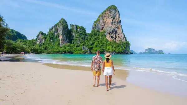 Рейлі Біч Крабі Таїланд Тропічний Пляж Рейлі Крабі Пара Чоловіків — стокове фото
