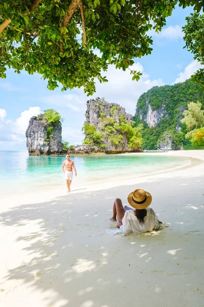 เกาะฮ องกง เกาะกระบ ประเทศไทย ชายและผ งสองสามคนบนชายหาดของเกาะฮ องกง ชายหาดส ขาวเขตร อนท — ภาพถ่ายสต็อก