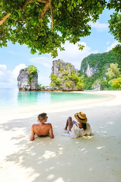 Koh Hong Island Krabi Thailand Couple Men Women Beach Koh — Stock Photo, Image