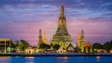 Tayland 'da gün batımında Bangkok' taki Wat Arun Tapınağı. Chao Praya Nehri, gün batımında nehir kıyısında.