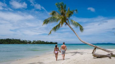 Tropik Koh Kood Adası veya Koh Kut Tayland. Tayland 'da tatilde olan birkaç erkek ve kadın, Doğu Tayland' da zıplayan tatil konsepti.