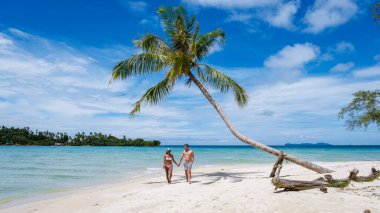Tropik Koh Kood Adası veya Koh Kut Tayland. Tayland 'da tatilde olan birkaç erkek ve kadın, Doğu Tayland' da zıplayan tatil konsepti.