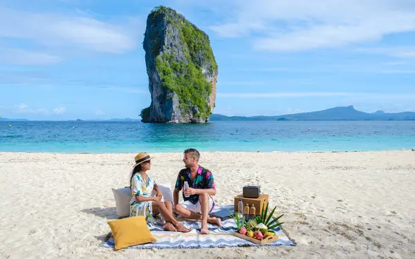 Koh Poda Krabi Tayland, Asyalı bir kadın ve Avrupalı bir adam Koh Poda Adası Yengeç Tayland 'da piknik yapıyorlar..