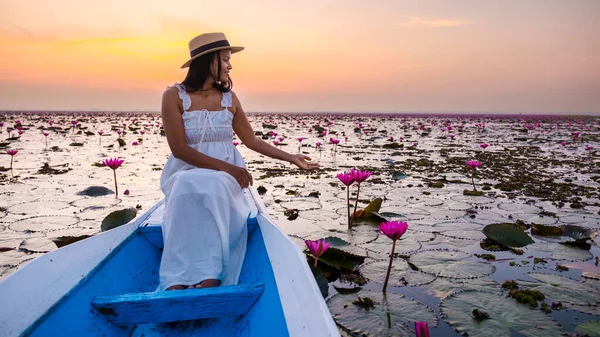 Азиатские Женщины Шляпе Платье Лодке Красивом Красном Лотосе Море Kumphawapi — стоковое фото
