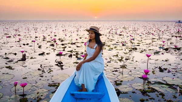 Asian Women Hat Dress Boat Beautiful Red Lotus Sea Kumphawapi — Zdjęcie stockowe