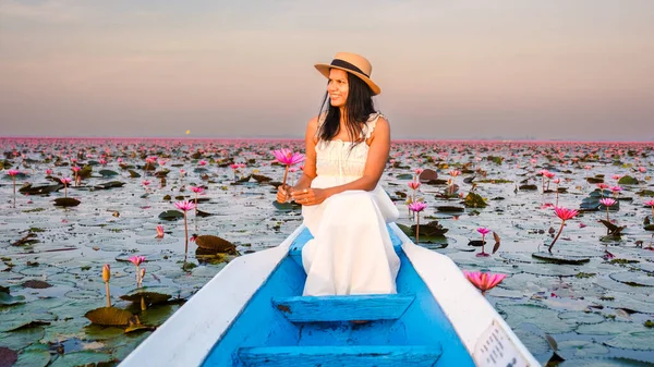 Mulheres Asiáticas Com Chapéu Vestido Barco Belo Lotus Mar Vermelho — Fotografia de Stock