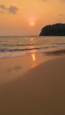 Tropikal ada Koh Lanta Krabi Tayland sahilinde gün batımı, sakin plaj manzarası