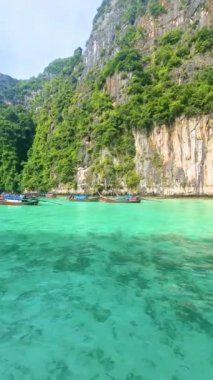 Koh Phi Phi Tayland gölünde uzun kuyruklu botlar. Pileh Lagoon Tayland Koh Phi Phi Körfezi, 