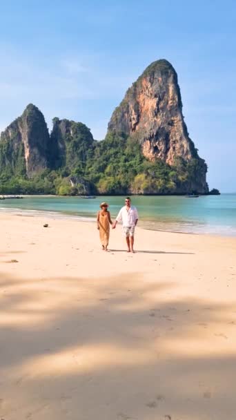 Railay Beach Krabi Thailand Tropical Beach Railay Krabi Couple Men — Vídeo de Stock