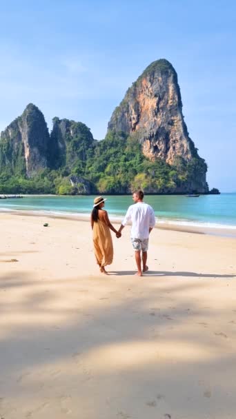 鉄道ビーチクラビタイ 鉄道クラビの熱帯ビーチ ビーチでの男女のカップル タイの牧歌的な鉄道ビーチのパノラマビュー — ストック動画