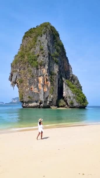 Railay Beach Krabi Thailandia Spiaggia Tropicale Railay Krabi Una Donna — Video Stock