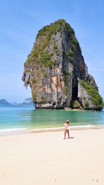 Railay Beach Krabi Tajlandia Tropikalna Plaża Railay Krabi Azjatycka Kobieta — Wideo stockowe