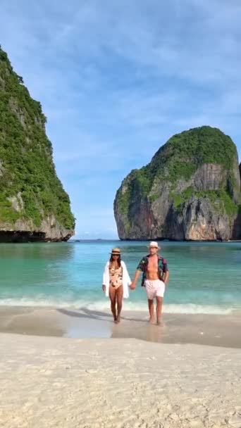 Thailändska Kvinnor Och Kaukasiska Män Med Hatt Promenad Stranden Maya — Stockvideo