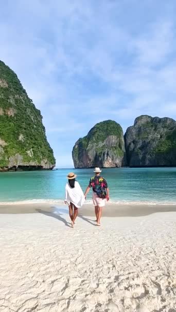 Ταϊλανδοί Γυναίκες Και Καυκάσιοι Άνδρες Μια Βόλτα Καπέλο Στην Παραλία — Αρχείο Βίντεο