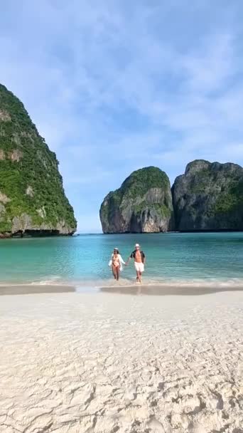 在泰国Koh Phi Phi的玛雅湾海滩上 泰国妇女和戴帽子的白人男子正在度假 这是一对中年的多种族夫妇 — 图库视频影像