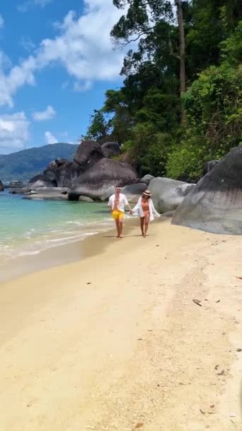 一个男人和女人在泰国南部的Koh Lipe岛的海滩上放松下来 在Ko Lipe 那里有草屋色的海洋和白色的沙滩 Koh Rawi岛Tarutao国家公园 — 图库视频影像