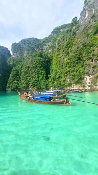 Longtail Βάρκες Στη Λιμνοθάλασσα Του Koh Phi Phi Ταϊλάνδη Λίμνη — Αρχείο Βίντεο