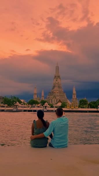 黄昏时分 一对亚洲女子和欧洲男子正在观看夕阳西下的夕阳西下的美丽的黄昏时分 — 图库视频影像