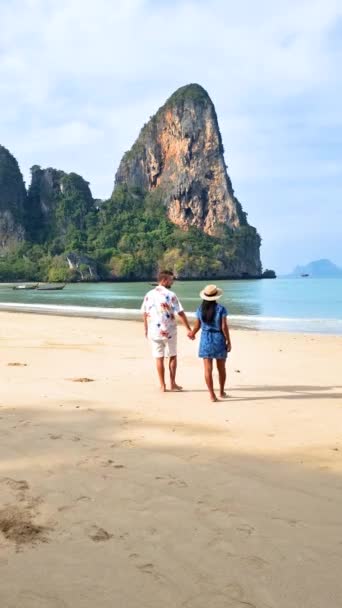 泰国克拉比铁路海滩 克拉比铁路的热带海滩 海滩上的一对男女 在阳光明媚的黎明时分漫步的泰国田园诗般的铁路海滩全景 — 图库视频影像