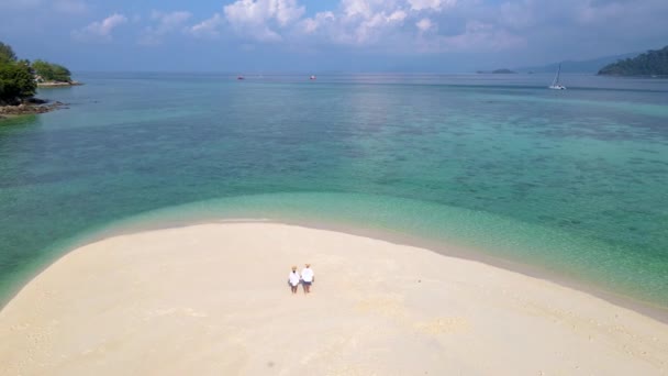 高丽岛泰国 多样化的多种族男子和妇女在海滩上放松 在沙滩上眺望大海 — 图库视频影像