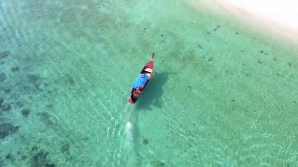 在泰国南部的Koh Lipe岛的长尾船附近 有一个草屋色的海洋和白色沙滩 而在海面上的长尾船则有无人驾驶飞机 — 图库视频影像