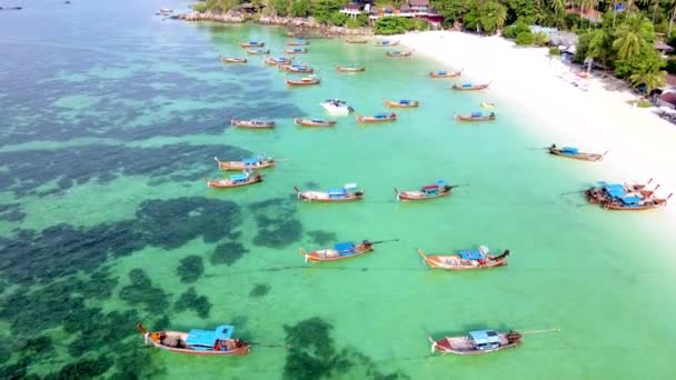 泰国南部的科里普岛 有草屋色的海洋和白色沙滩 有一艘无人驾驶的长尾船在海面上盘旋 — 图库视频影像