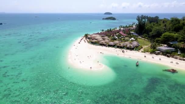 ライプ島タイ 青い海と柔らかい白い砂を持つ熱帯島 休暇中に晴れた日に海を眺めながらビーチでリラックスした男女カップル — ストック動画