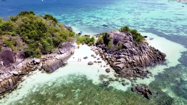 タイ南部のコ ライプ島の前のクル島のビーチでカップル 晴れた日にコ ライプでカヤックで海と白い砂浜を着色 — ストック動画