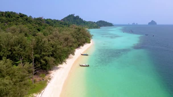 泰国的Koh Kradantrang 从上方俯瞰Koh Kradan Island Trang上空 海滩上的长尾船 蓝色绿色草屋色的海洋 — 图库视频影像