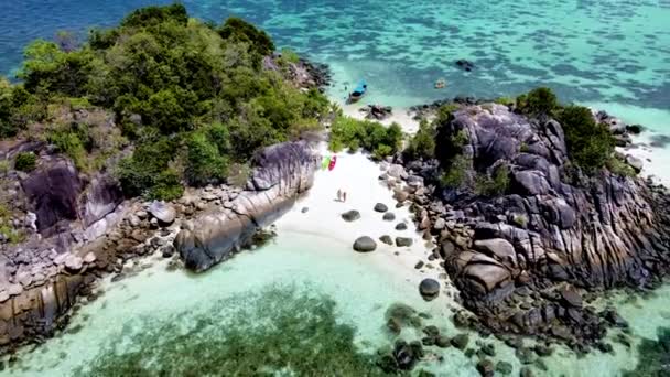 Couple Beach Kla Island Front Koh Lipe Island Southern Thailand — Stock Video