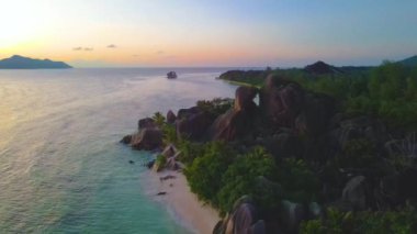 Anse Source dArgent, La Digue Seyşeller, Seyşeller 'de lüks bir tatil sırasında tropikal plaj. Tropik sahil Anse Kaynak dArgent, La Digue Seyşeller